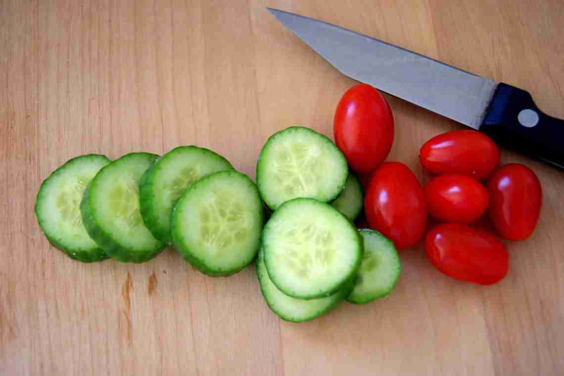 Свіжі і солоні огірки і помідори при годуванні грудьми